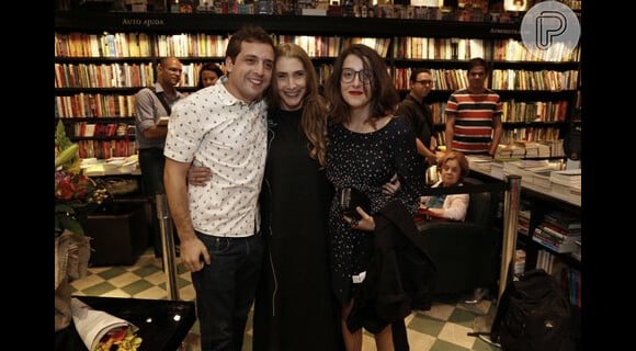 Adriana Falcão recebeu o genro Gregorio Duvivier e a filha Clarice Falcão no lançamento do livro 'Queria Ver Você Feliz', na livraria da Travessa, no Leblon, Zona Sul do Rio de Janeiro