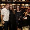 Empolgados, Gregorio Duvivier e Clarice Falcão posaram ao lado da mãe da atriz e cantora, Adriana, estrela da noite