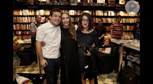 Empolgados, Gregorio Duvivier e Clarice Falcão posaram ao lado da mãe da atriz e cantora, Adriana, estrela da noite