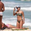 Anitta filma Nego do Borel em dia de praia no Rio de Janeiro