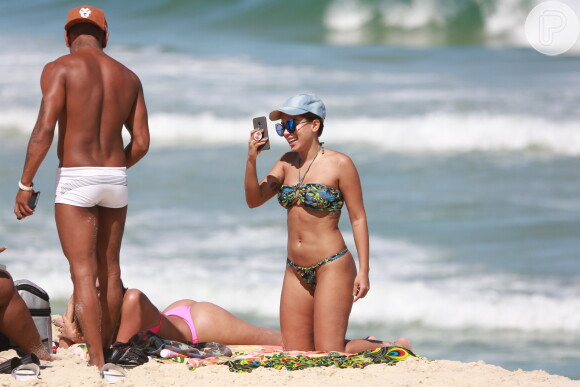 Anitta filma Nego do Borel em dia de praia no Rio de Janeiro