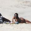 Anitta arruma canga em dia de praia com amigos no Rio de Janeiro
