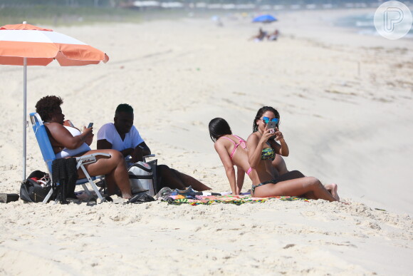Anitta filma paparazzo que fez os cliques na praia 