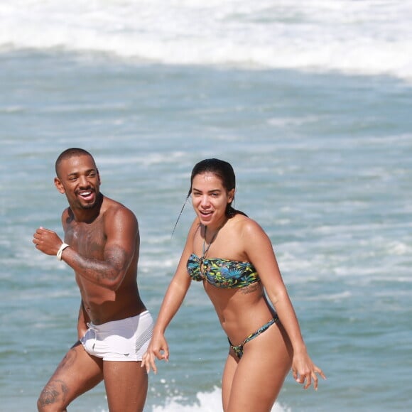 Anitta entrou no mar acompanhada do amigo Nego do Borel