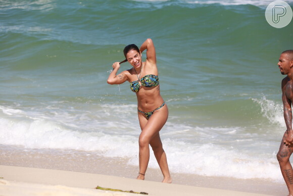Anitta deu um mergulho durante a tarde na praia da Barra da Tijuca