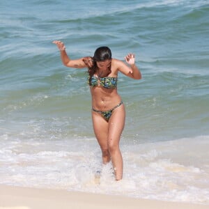 Anitta faz pose divertida ao sair do mar da Barra da Tijuca 