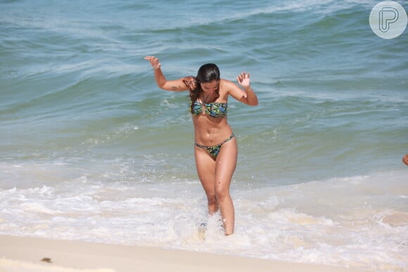 Anitta faz pose divertida ao sair do mar da Barra da Tijuca 