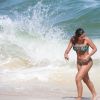 Anitta apostou em um biquíni tropical para a praia com amigos