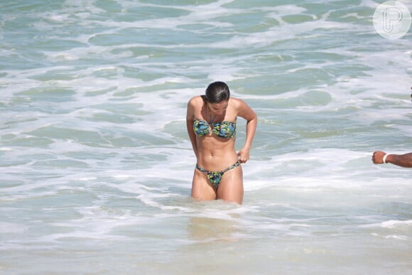Anitta arruma biquíni em dia de praia com amigos