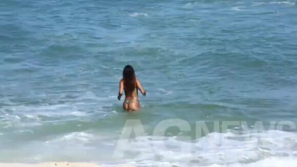 Anitta mergulha na praia da Barra da Tijuca em dia de folga