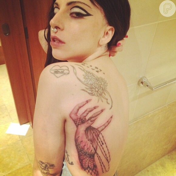 Lady Gaga faz tatuagem da 'Paws up', gesto que costuma fazer em seus shows e clipes, em 3 de outubro de 2014