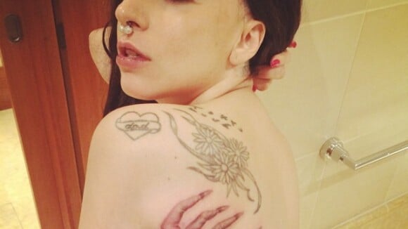 Lady Gaga faz tatuagem em homenagem aos fãs: 'Monster para a vida'