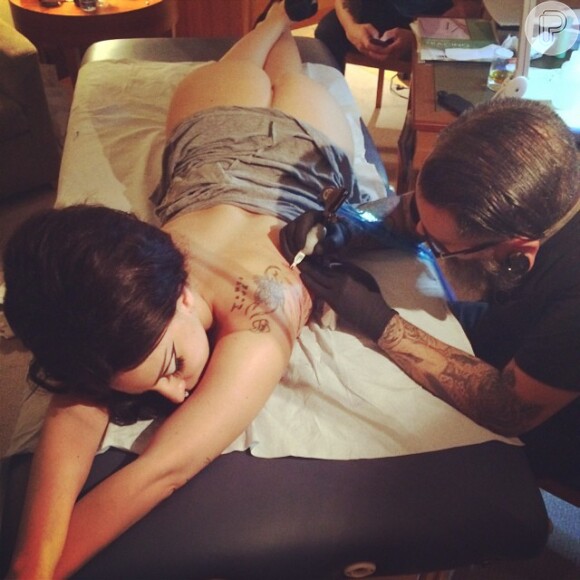Lady Gaga fica de fio-dental ao fazer a tatuagem