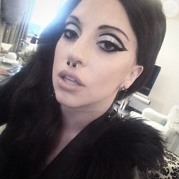 Lady Gaga também está com um enorme piercing no nariz