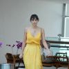 Débora Nascimento usou vestido amarelo mostarda e sandálias de santo bloco do mesmo tom, em combinação elegante