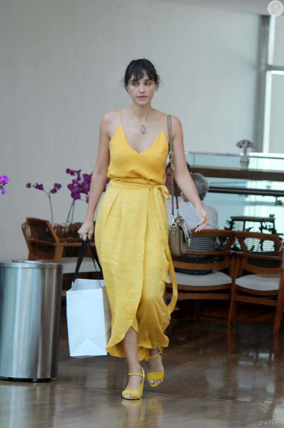 vestido midi amarelo mostarda