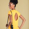 Moda sport wear: blusa em tom de amarelo mostarda com detalhe nas costas deixa o look contemporâneo