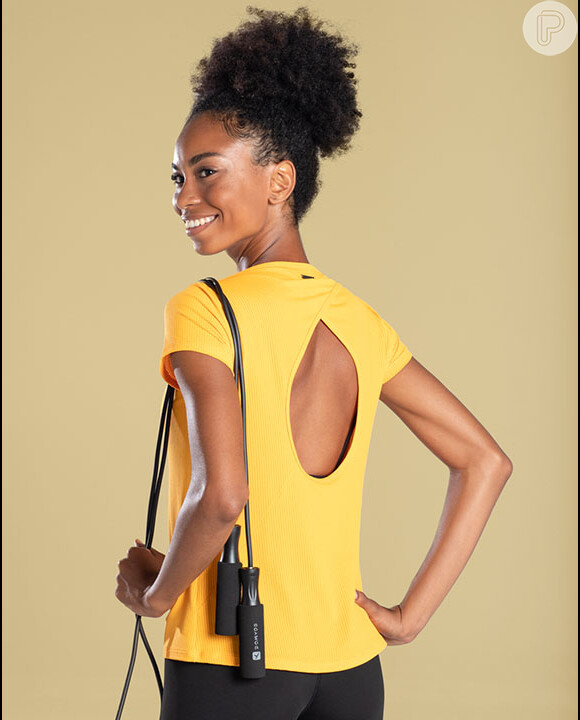 Moda sport wear: blusa em tom de amarelo mostarda com detalhe nas costas deixa o look contemporâneo