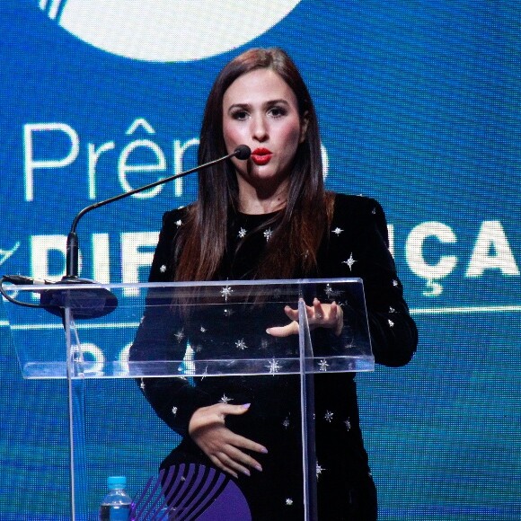 Grávida, Tatá Werneck apoiou em seu discurso as mulheres que optam por não terem filhos: 'As pessoas ainda as pressionam como se elas não tivessem cumprindo ainda os seus papeis de mulheres. É um direito delas. Tão legítimo e corajoso quanto o de ser mães'