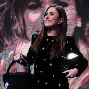 Grávida, Tatá Werneck levou um balde estilizado ao fazer a primeira aparição após confirmar que vai ser mamãe