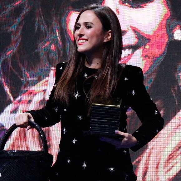 Grávida, Tatá Werneck levou um balde estilizado ao fazer a primeira aparição após confirmar que vai ser mamãe durante a entrega do prêmio 'Faz Diferença'