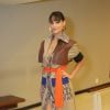 Look de Débora Nascimento tem cores vibantes em vestido de alfaiataria com decote e gola e detalhes de animal print de cobra