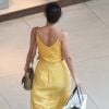 Look todo amarelo de Débora Nascimento foi arrematado com sandália de salto bloco do mesmo tom para visual monocromático