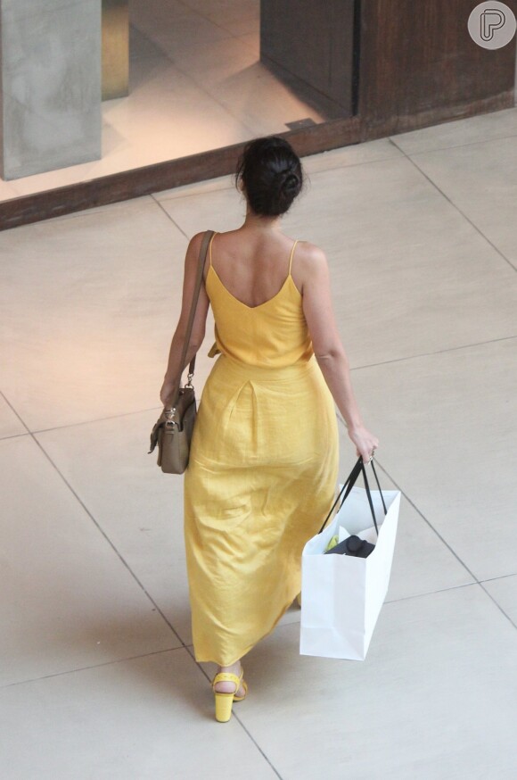 Look todo amarelo de Débora Nascimento foi arrematado com sandália de salto bloco do mesmo tom para visual monocromático
