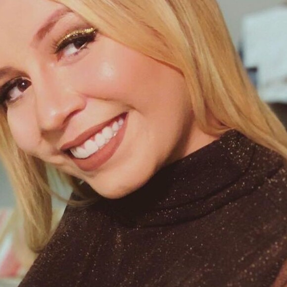Marília Mendonça aposta em look com vibes neon em look de show nesta quinta-feira, 28 de março de 2019
