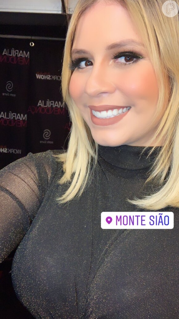 Marília Mendonça usa blusa de gola alta com brilho em show nesta quinta-feira, dia 28 de março de 2019