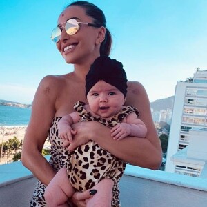 Filha de Sabrina Sato e Duda Nagle, Zoe usa vários lookinhos tendência