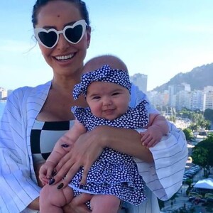 Filha de Sabrina Sato e Duda Nagle, Zoe usa vários vestidinhos de bolinha