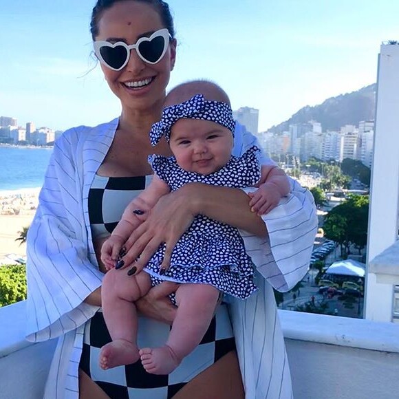 Filha de Sabrina Sato e Duda Nagle, Zoe usa vários vestidinhos de bolinha