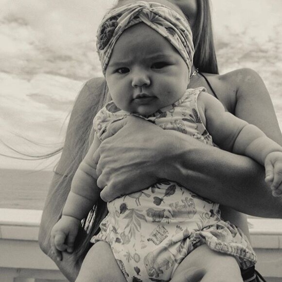 Filha de Sabrina Sato e Duda Nagle, Zoe usa muita touca na cabeça