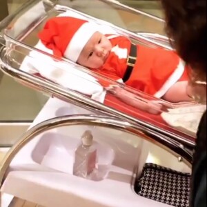 Filha de Sabrina Sato e Duda Nagle, Zoe usou uma roupa de papai noel em seu primeiro natal