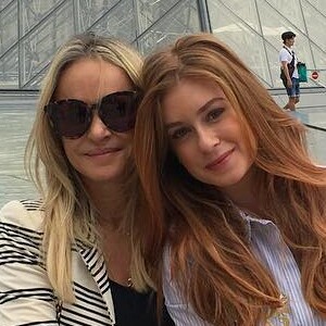 Mãe de Marina Ruy Barbosa acompanha a filha em viagens
