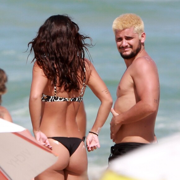 Bruno Gissoni e Yanna Lavigne são fotografados na praia da Barra da Tijuca, no Rio