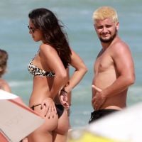 Bruno Gissoni beija Yanna Lavigne e enche a filha de carinho na praia. Fotos!
