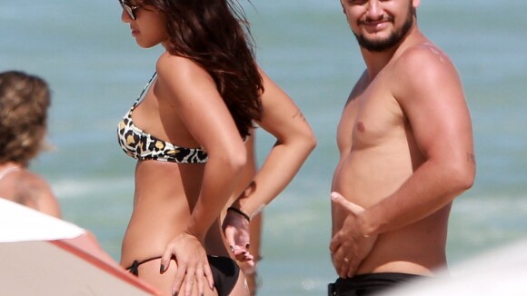 Bruno Gissoni beija Yanna Lavigne e enche a filha de carinho na praia. Fotos!