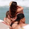 Bruno Gissoni e Yanna Lavigne se abraçam e trocam carinhos na praia