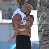 Bruno Gissoni beija a filha, Madalena, depois de curtirem praia juntos
