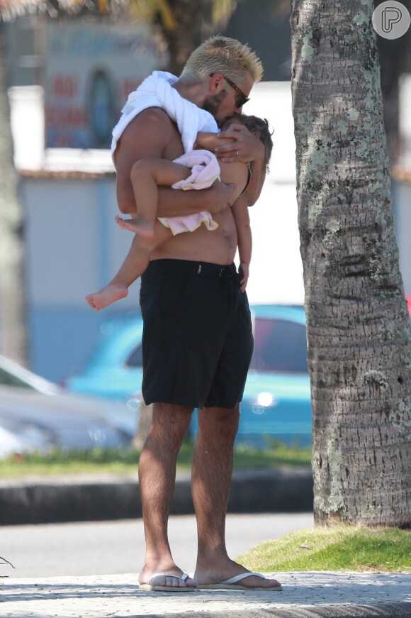 Bruno Gissoni beija a filha, Madalena, depois de curtirem praia juntos