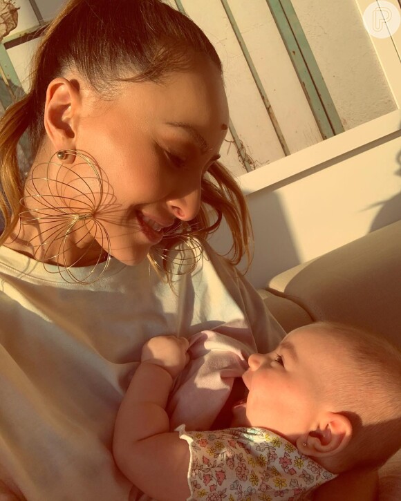 Sabrina Sato compartilhou foto amamentando a filha, Zoe