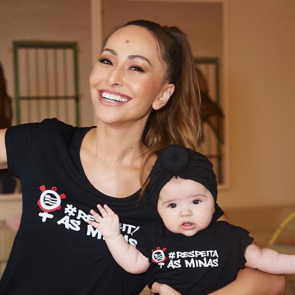 Sabrina Sato derreteu os corações dos seguidores ao postar foto com a filha