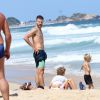 Rodrigo Hilbert se divertem com os filhos, João e Francisco, na praia do Leblon, no Rio