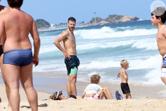 Rodrigo Hilbert se divertem com os filhos, João e Francisco, na praia do Leblon, no Rio