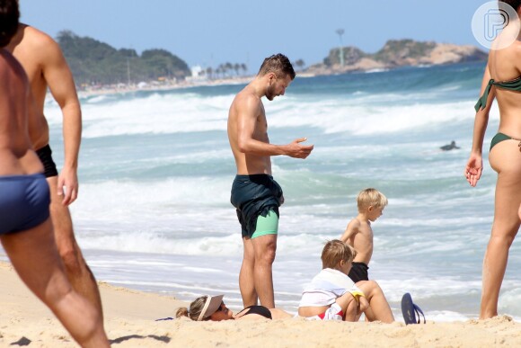 Fernanda Lima e Rodrigo Hilbert se divertem com os filhos em dia de praia no Rio de Janeiro