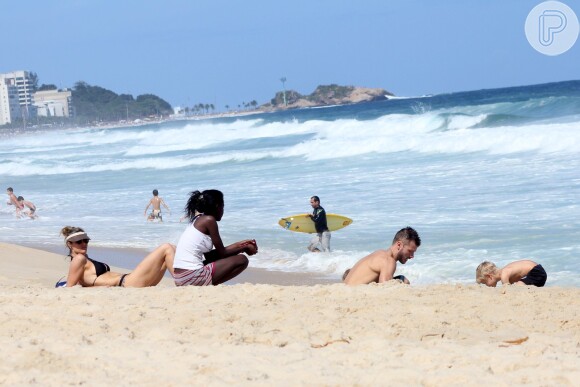 Fernanda Lima e Rodrigo Hilbert se divertem com os filhos em dia de praia no Rio de Janeiro