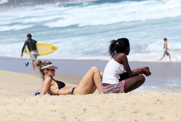Fernanda Lima e Rodrigo Hilbert se divertem com os filhos em dia de praia no Rio de Janeiro