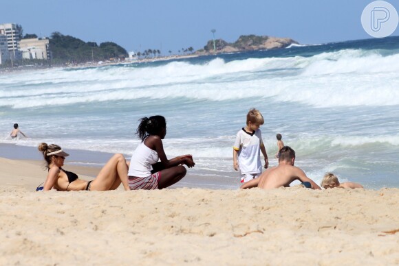 Fernanda Lima e Rodrigo Hilbert se divertem com os filhos em dia de praia no Rio de Janeiro